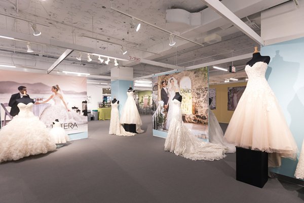 芝加哥婚纱展：美国新娘钟情蕾丝 新郎量身有新方法
